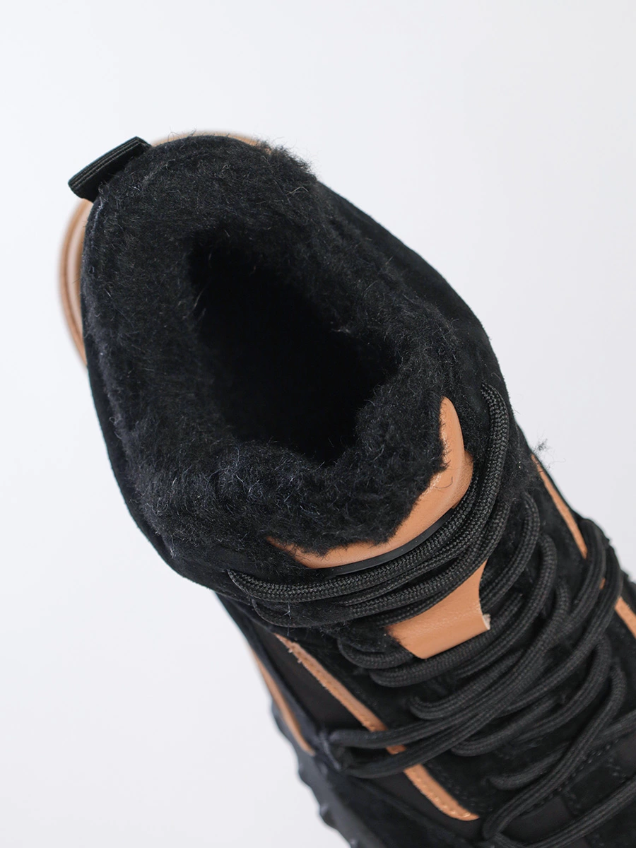 Ботинки черного цвета с меховой оторочкой